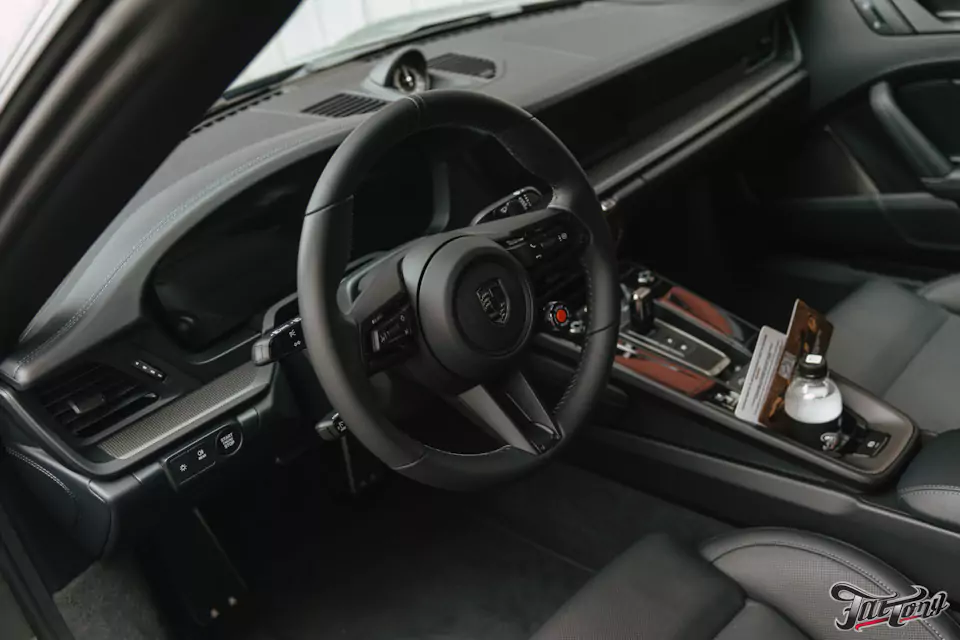 Забронировали Porsche 911 (992) Turbo S Cabriolet прозрачным глянцевым полиуретаном, защитили глянец в салоне, обработали кожу керамикой и обработали мягкую крышу